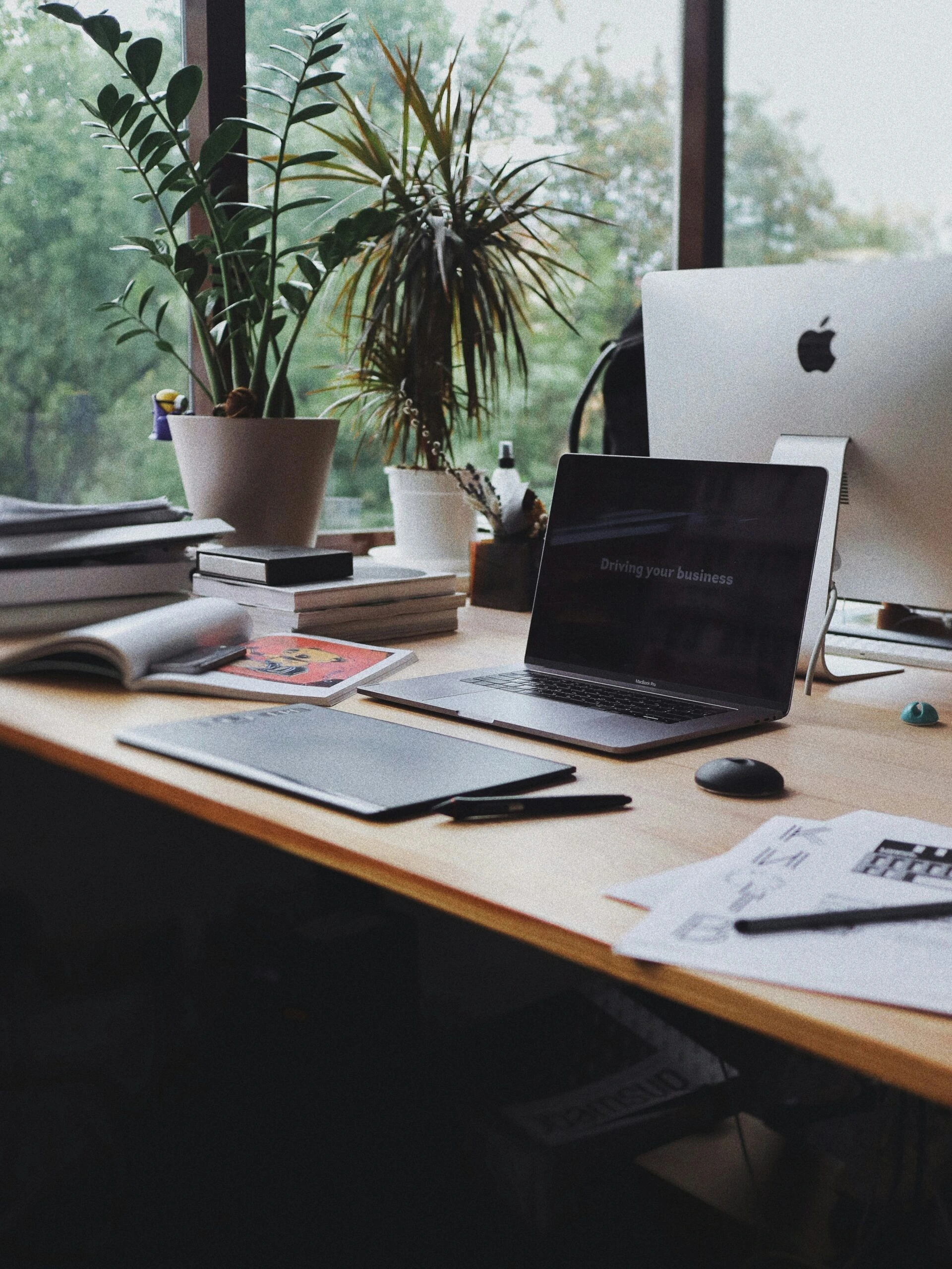 olena-bohovyk-dIMJWLx1YbE-unsplash-scaled laptop posé sur un bureau